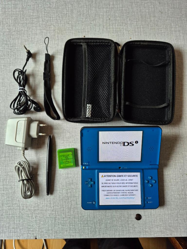 Nintendo DSi XL + jeu et accessoires, Games en Spelcomputers, Spelcomputers | Nintendo DS, Blauw, Dsi, Ophalen of Verzenden, Zo goed als nieuw