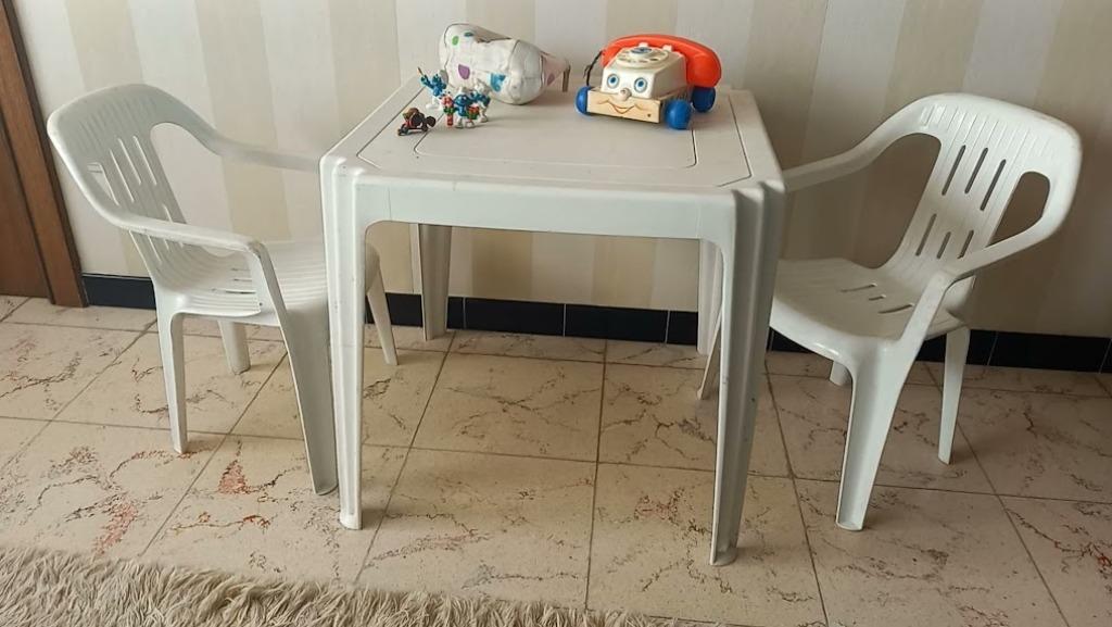 Kindertafel en 2 stoeltjes te koop, Ophalen, Gebruikt, Tafel(s) en Stoel(en)