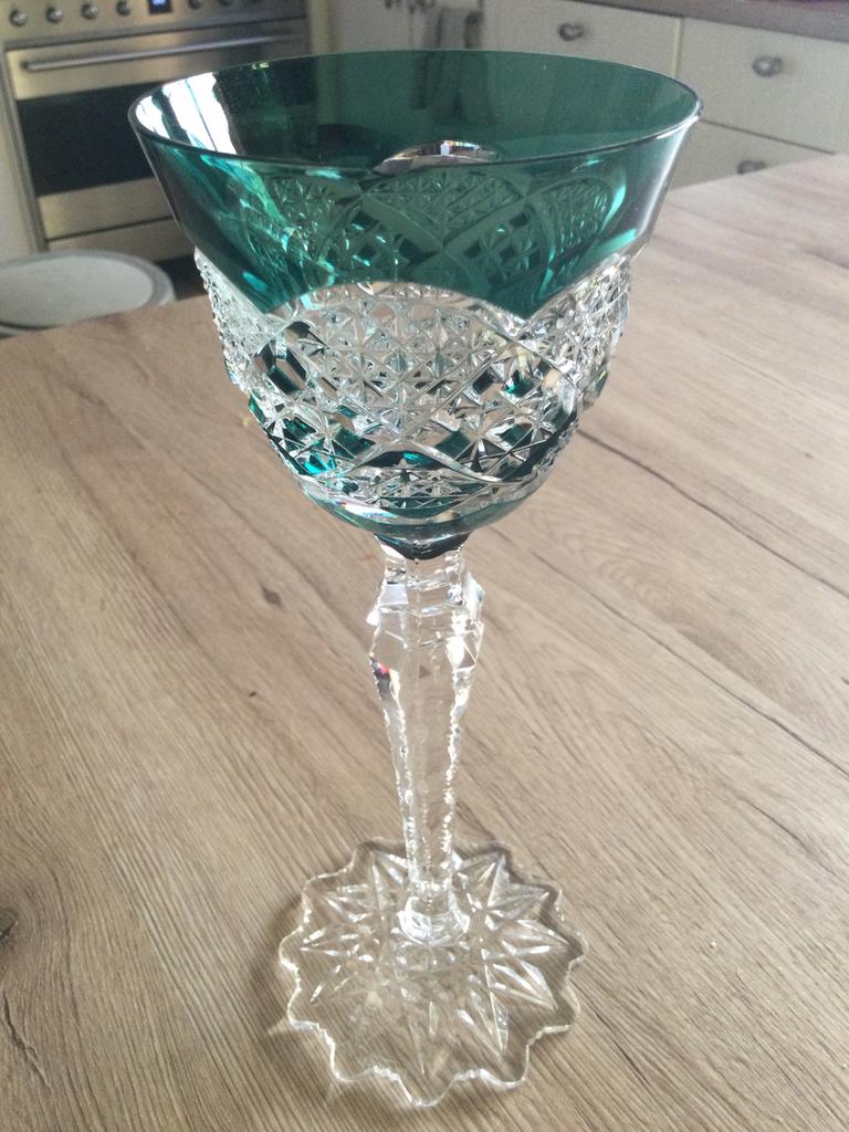Verre en cristal sur pied vert Val Saint Lambert