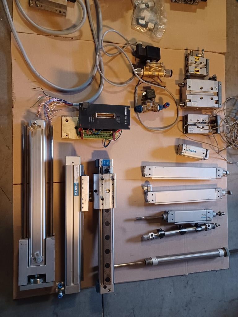 Pneumatisch materiaal, cylinders, ventieleiland,, Ophalen, Zo goed als nieuw