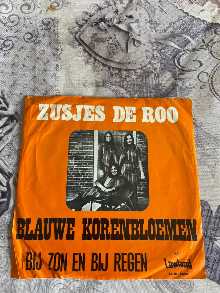 Zusjes de roo - blauwe korenbloemen, Enlèvement ou Envoi, Comme neuf