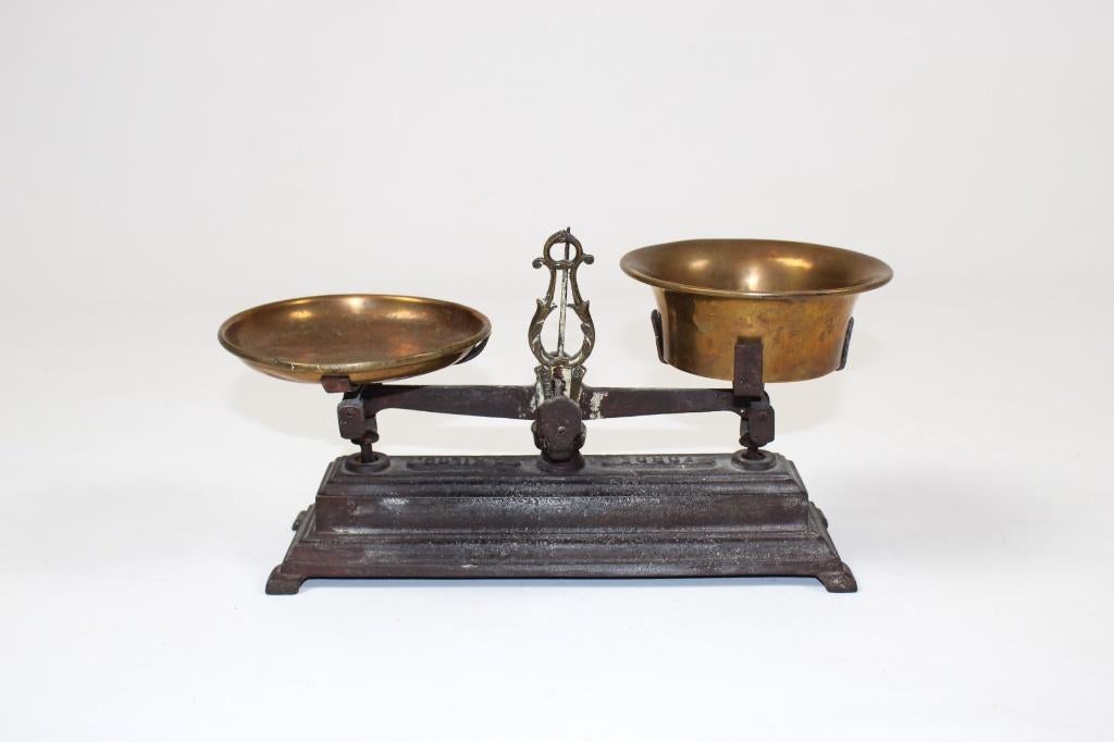 oude weegschaal met koperen schalen, Ophalen of Verzenden