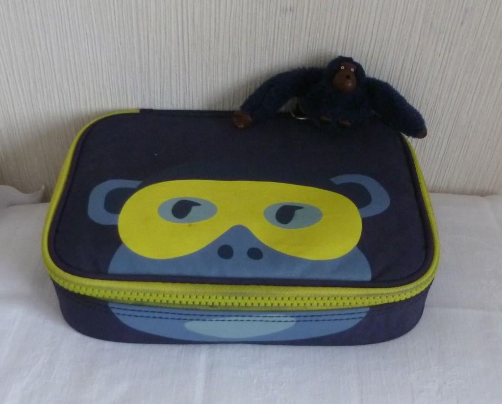 Kipling très grand plumier 100 pens marine et jaune + singe, Divers, Fournitures scolaires, Utilisé, Enlèvement ou Envoi