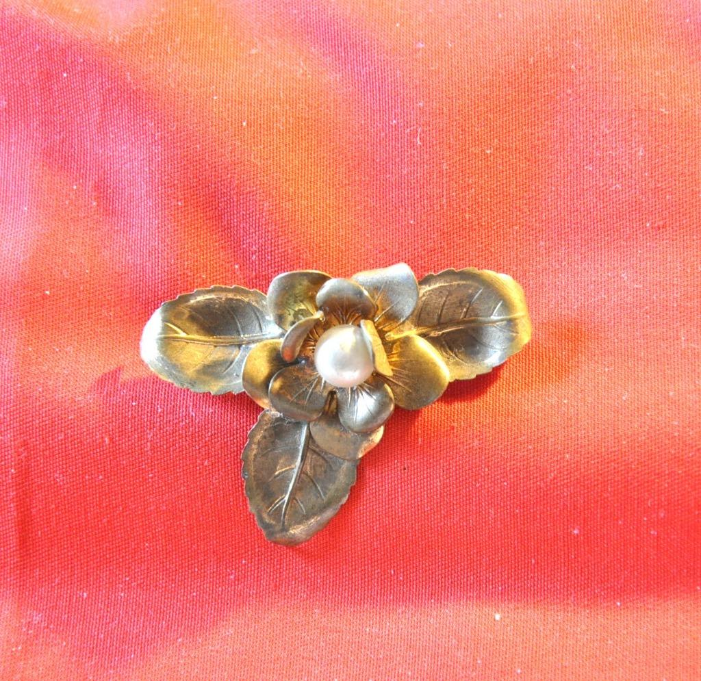 broche fleur er feuilles( x2017), Bijoux, Sacs & Beauté, Bijoux anciens, Enlèvement ou Envoi, Cuivre, Broche, Doré
