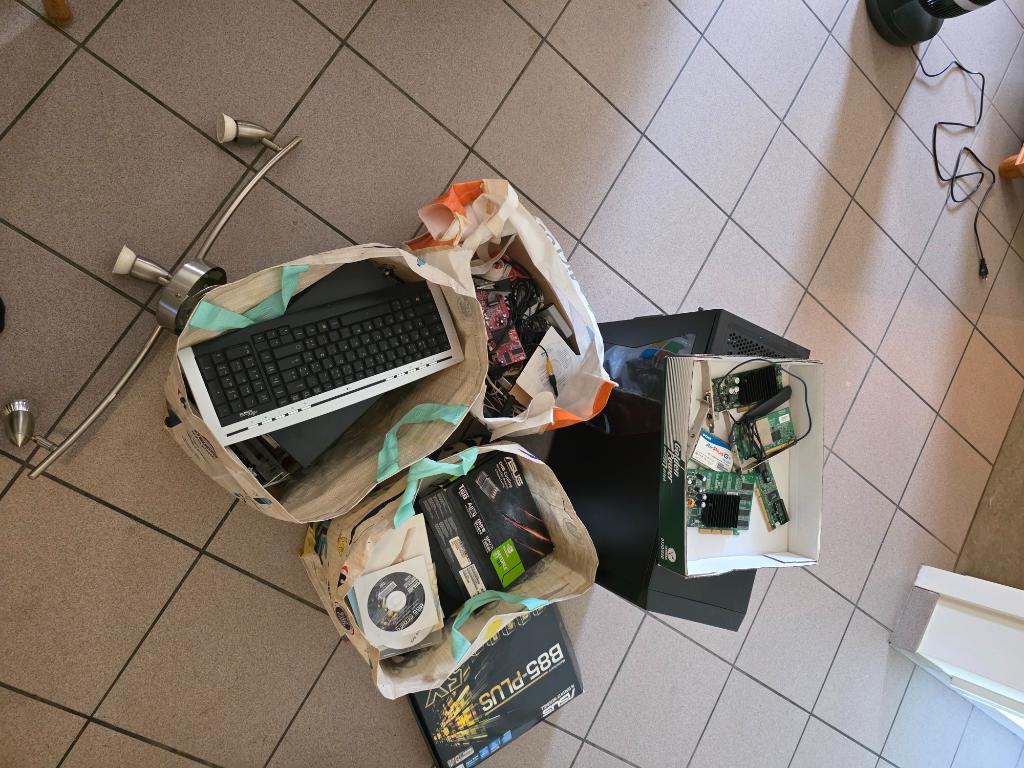 een bulk van pc materiaal, Diensten en Vakmensen, Computer en Internet experts