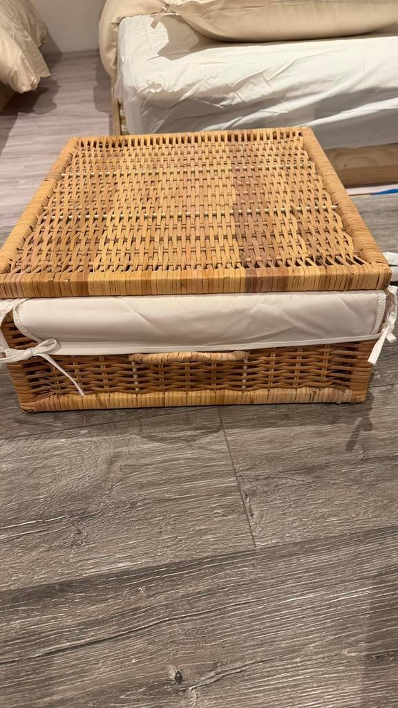 Panier tressé , avec couvercle et tissu intégré A saisir!, Enlèvement, Comme neuf, Panier