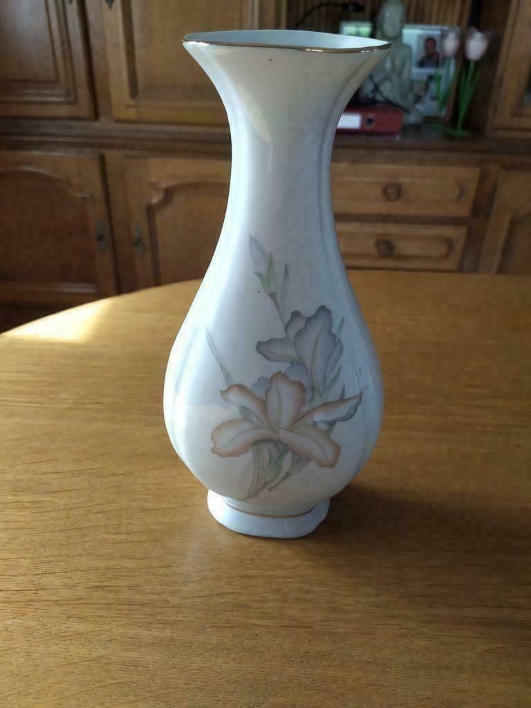 Witte vaas met bloemenpatroon - H 23,5 cm - L 11 cm, Ophalen of Verzenden, Wit