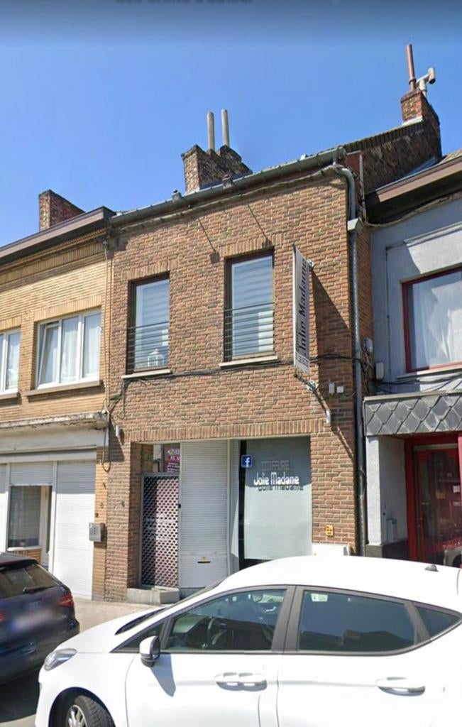 Immeuble commercial avec appartement duplex à rénover, Immo