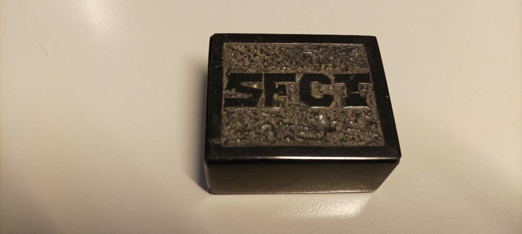 Blok van zwart plastic, opschrift SFCT in reliëf, perspapier, Verzamelen, Ophalen of Verzenden, Gebruikt