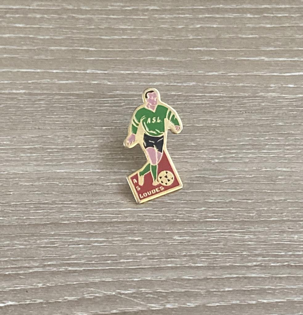 PIN - AS LOUDES - FOOTBALL - VOETBAL, Verzenden, Gebruikt, Sport, Speldje of Pin