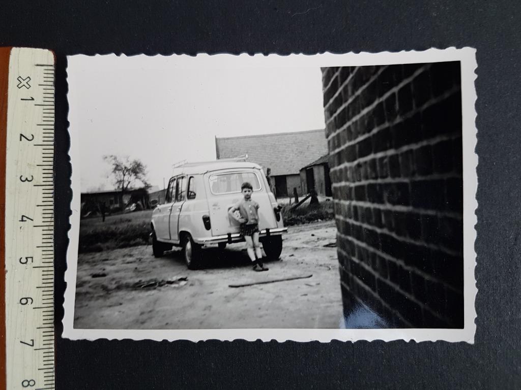 Foto Jongen bij auto Renault R4, Foto, Ophalen of Verzenden, Zo goed als nieuw, 1940 tot 1960