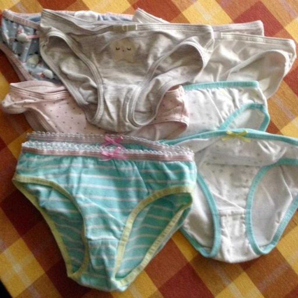 Lot de 11 culottes fille 5-6 ans, Enlèvement ou Envoi, Comme neuf, Fille, Vêtements de nuit ou Sous-vêtements