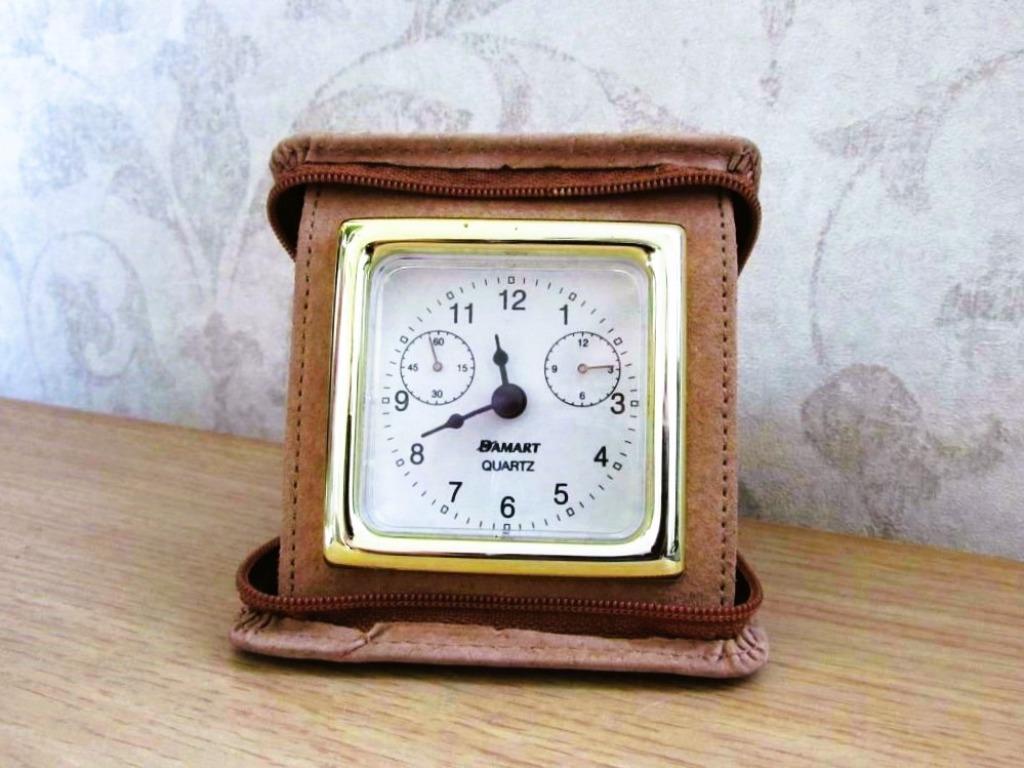 Nieuw vintage wekker/Reisklok met lederen zakje, Antiek en Kunst, Ophalen of Verzenden