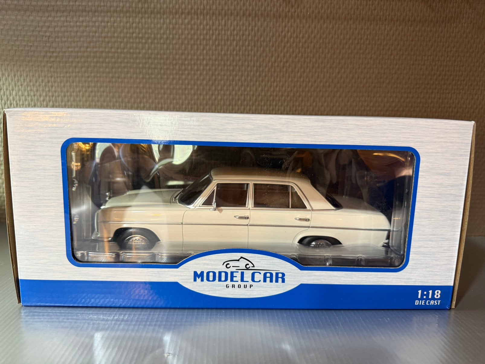 Mercedes 200 D W115 wit 1/18 in gesloten verpakking, Ophalen of Verzenden, Zo goed als nieuw, Auto, Overige merken