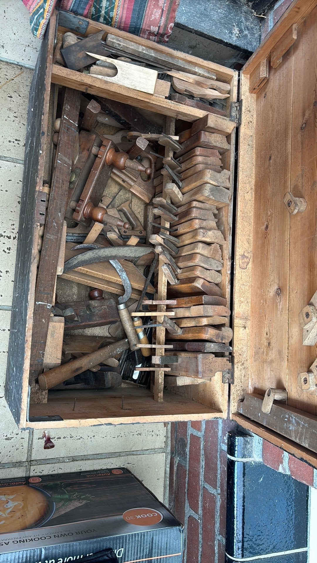 Koffer met oud werkmateriaal, Ophalen