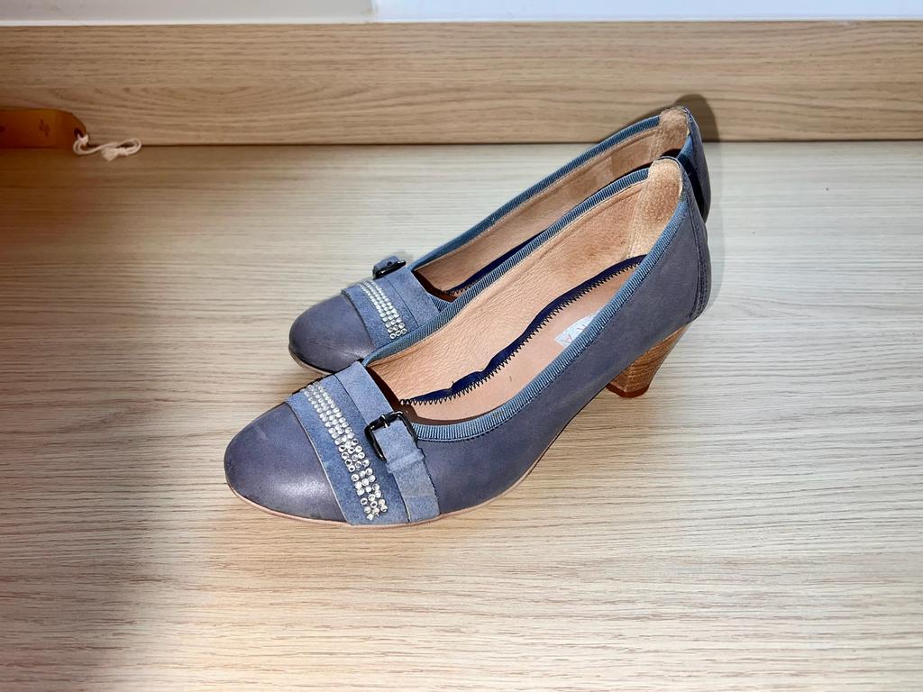 Elegante lederen pumps met lage hak Mezura, Kleding | Dames, Schoenen, Pumps, Zo goed als nieuw, Verzenden, Blauw