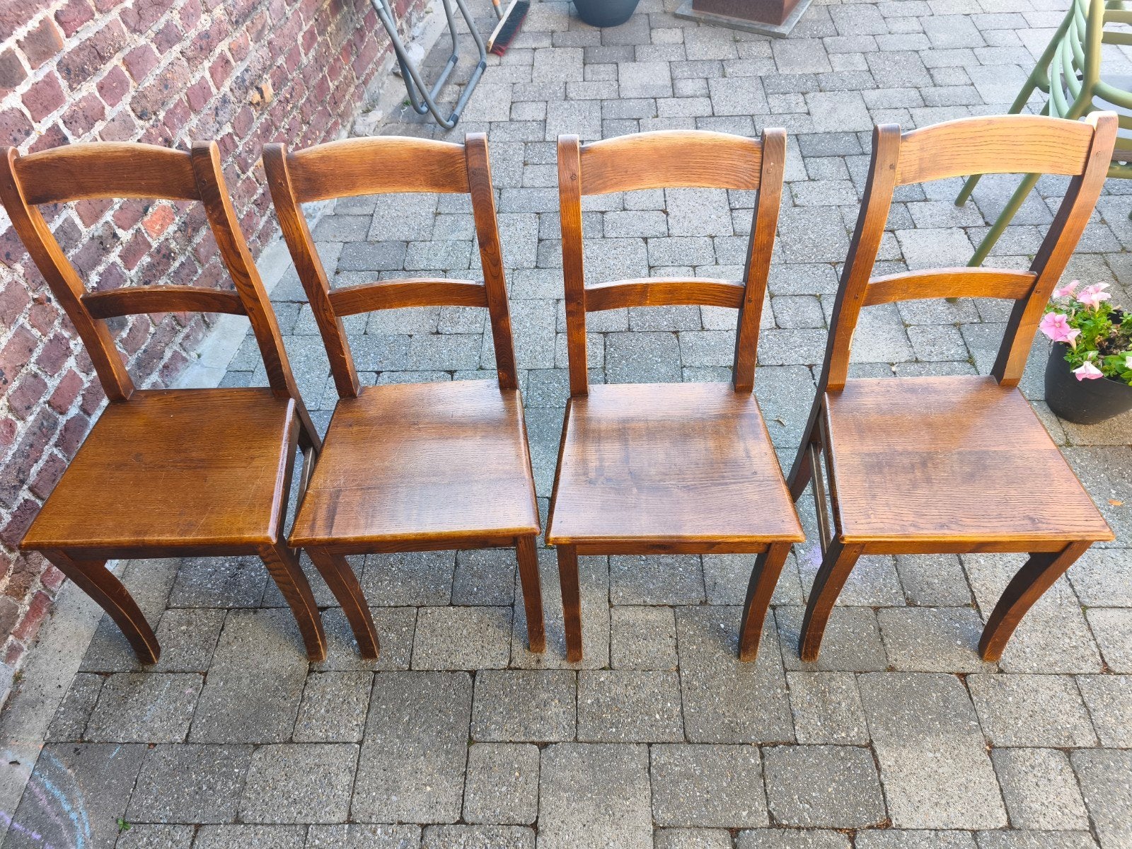 chaises de herve, Enlèvement, Quatre
