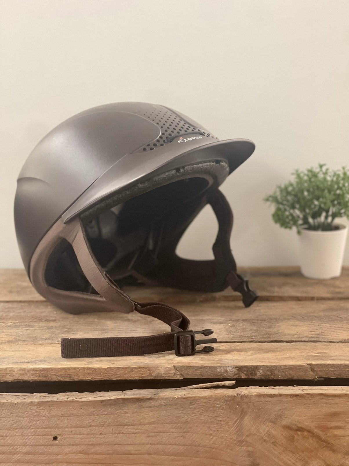 Bruine paardrijhelm - Fouganza - medium, Dieren en Toebehoren, Paardrijkleding, Ophalen, Kinderen, Fouganza, Zo goed als nieuw