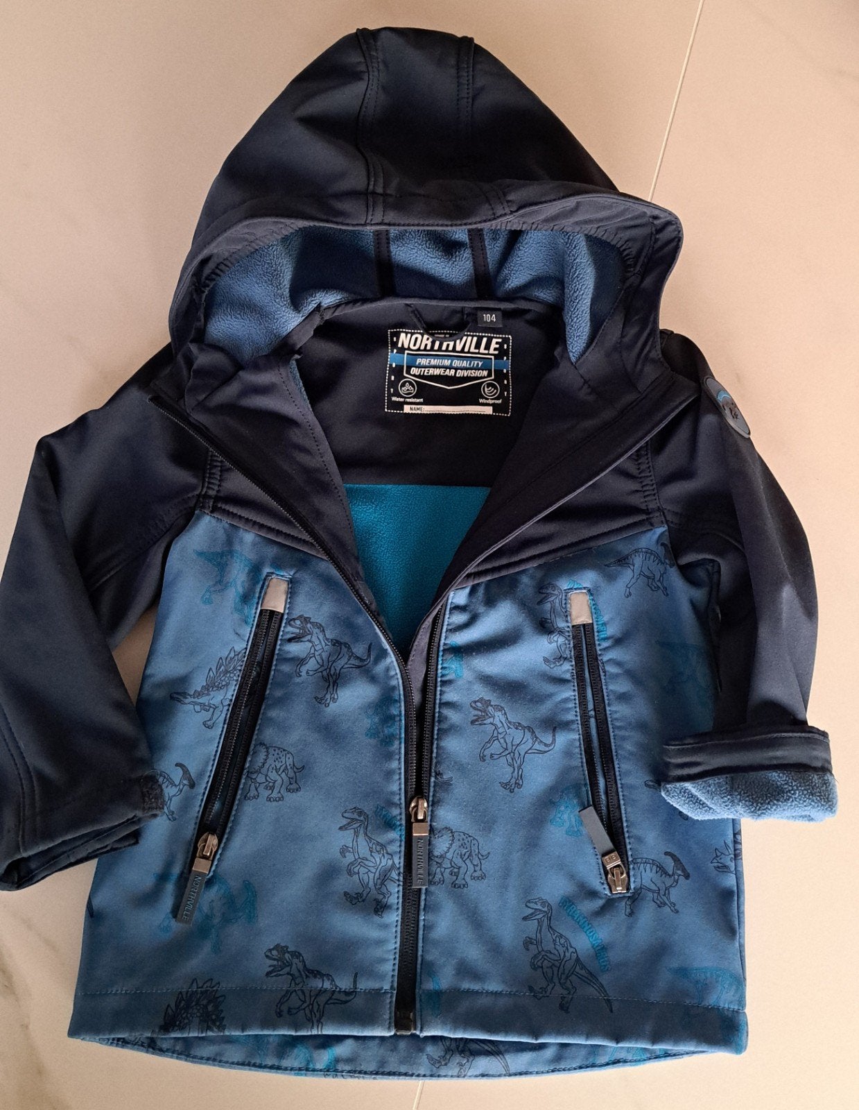 C&A jas met dino's maat 104 - tussenseizoen, Kinderen en Baby's, Kinderkleding | Maat 104, Ophalen of Verzenden, Jas