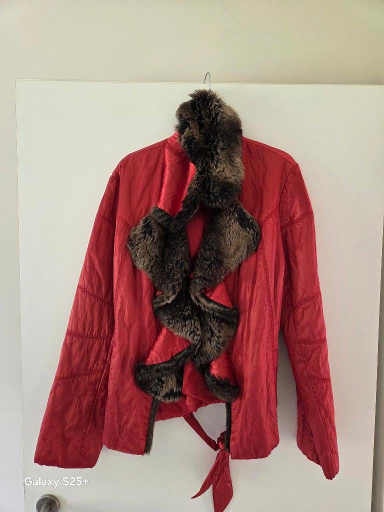 Veste rouge avec col fausse fourrure- état NICKEL, Rouge, Taille 38/40 (M), ET DIEU CREA LA FEMME, Comme neuf
