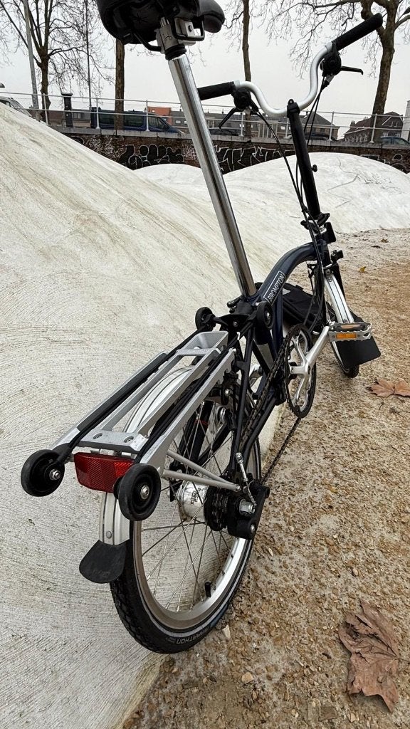 Brompton M6R bleu foncé + sac panier 6 vitesses, Vélos & Vélomoteurs, Vitesses, Frein sur jante, Brompton, Comme neuf