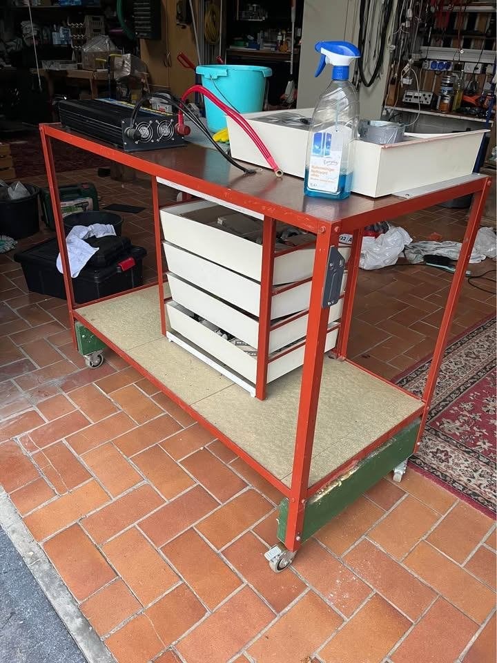 etabli sur roues avec freins de roulettes et etau, Maison & Meubles, Comme neuf, Enlèvement, Métal ou Aluminium, 75 cm ou plus