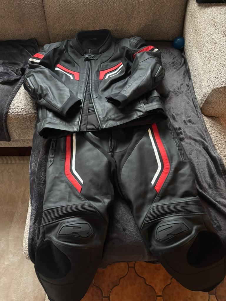 Richa 2 delig motorpak nieuwstaat, Motoren, Kleding | Motorkleding, Ophalen, Heren, Combipak