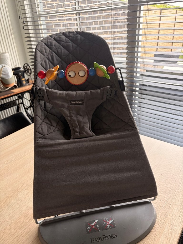 Babybjorn sitter.speelboog en extra hoes, Enfants & Bébés, Relax bébé, Enlèvement, Comme neuf, Chaise rebondissante, Autres marques