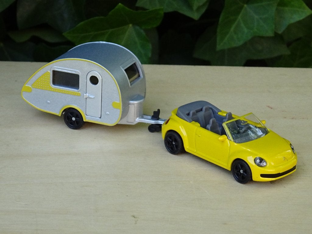 2004 Volkswagen Beetle avec caravane - 1/55, Hobby & Loisirs créatifs, Voitures miniatures | Échelles Autre, Enlèvement ou Envoi