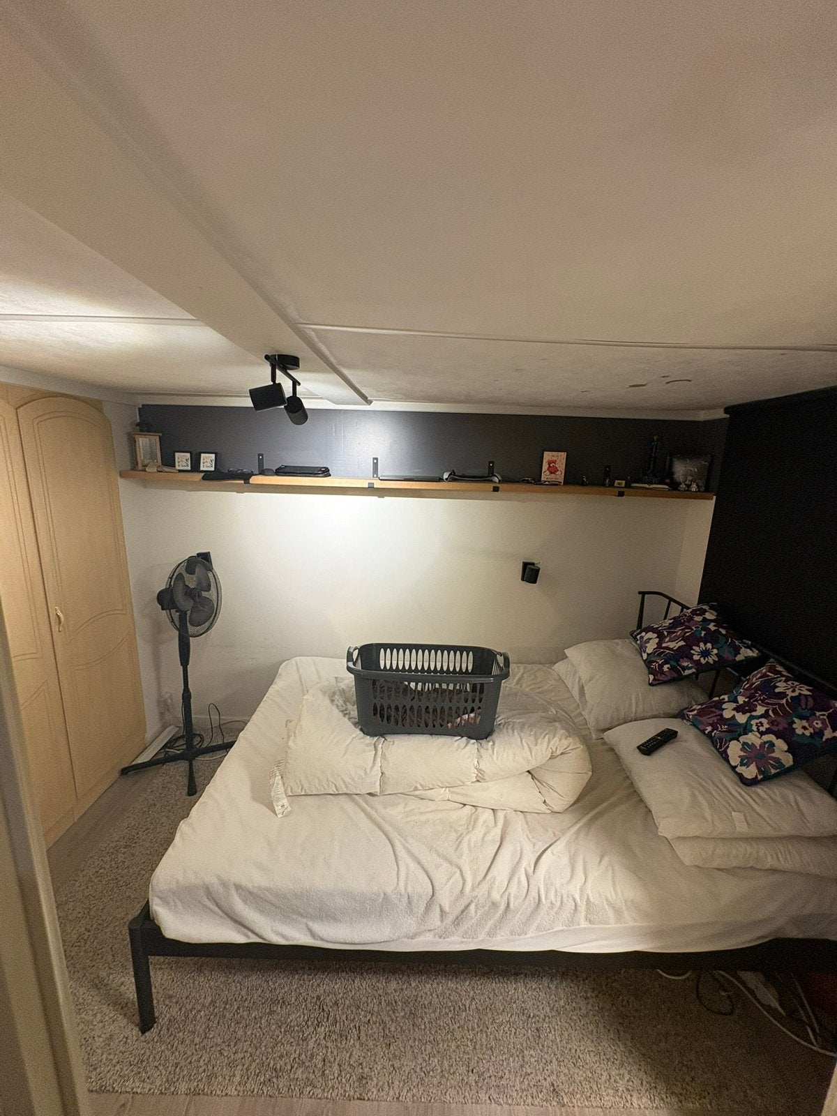 Bed JYSK + matras IKEA 140cm, Huis en Inrichting, Ophalen, Zwart, 140 cm, Zo goed als nieuw