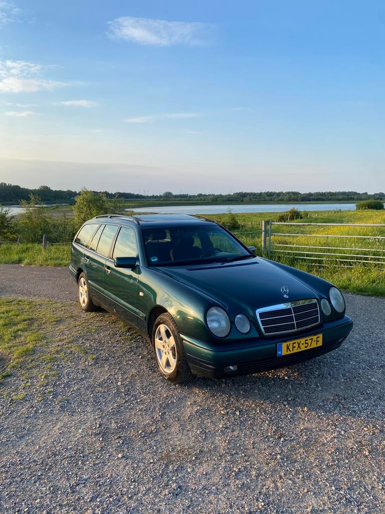 Mercedes Benz E200 combi classic, Auto's, Mercedes-Benz, Particulier, E-Klasse, Trekhaak, Benzine, Monovolume, 5 deurs, Handgeschakeld
