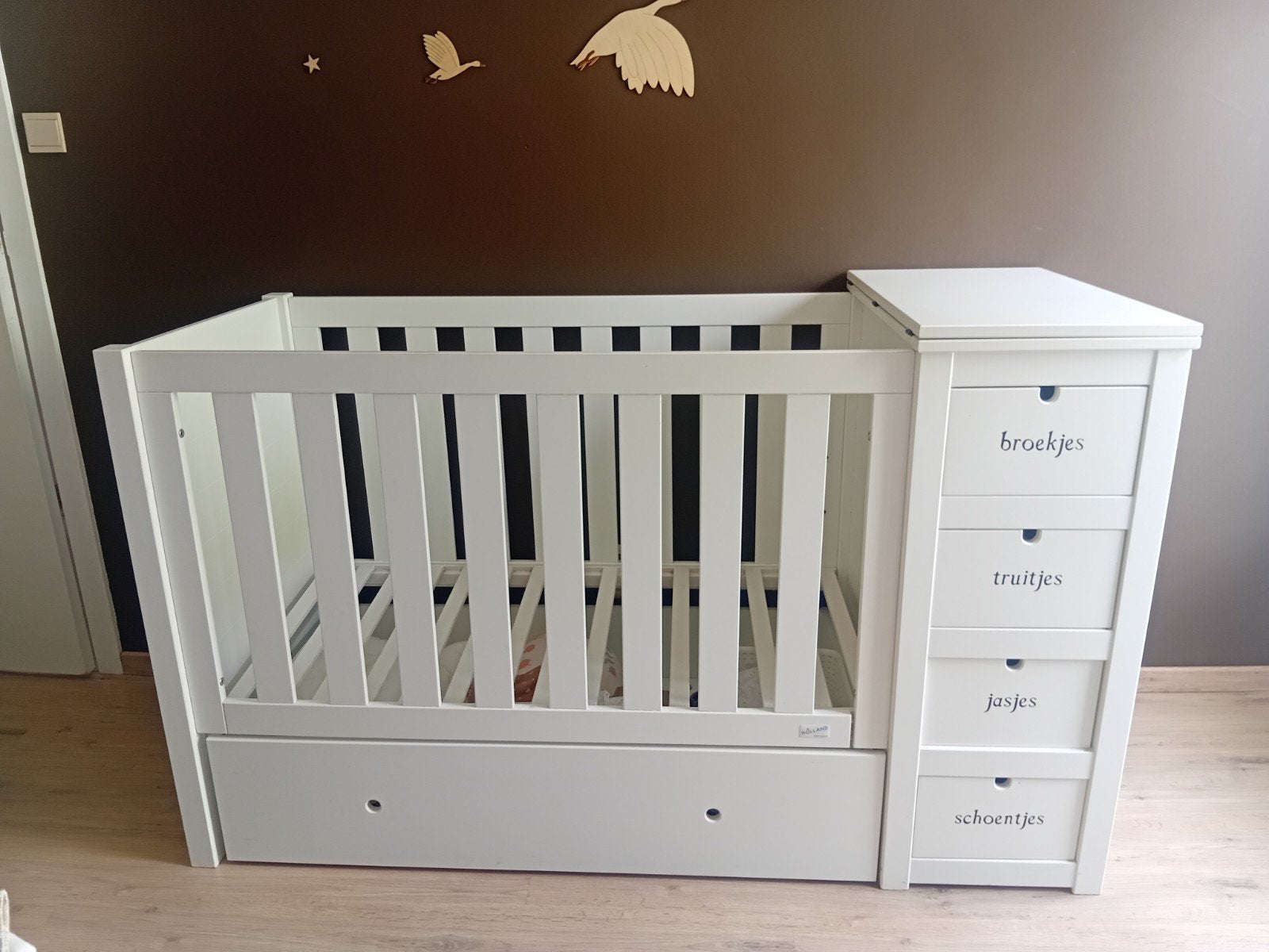 Wit babybedje, met verschillende opberg laden, Kinderen en Baby's, Kinderkamer | Complete kinderkamers, Ophalen, Gebruikt