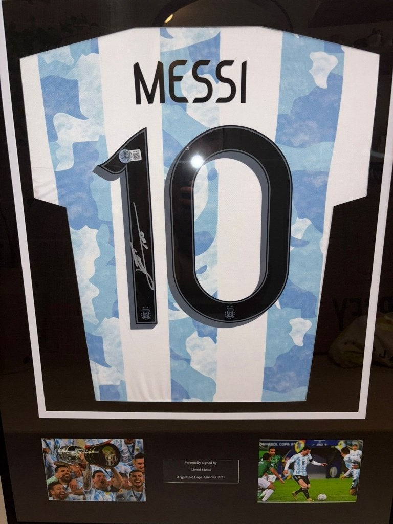 Chemise Messi encadrée et signée - Argentina 2021, Enlèvement ou Envoi, Comme neuf, Maillot