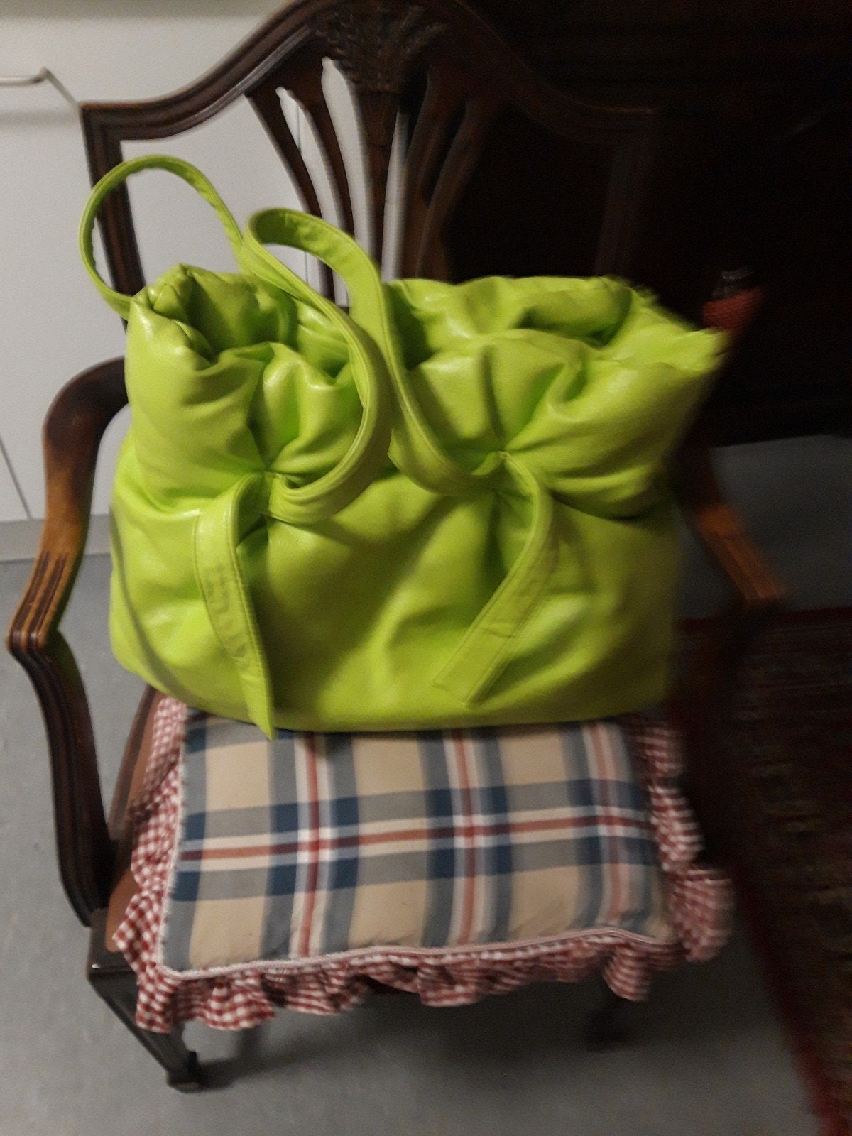 Handtas Essentiel, Ophalen