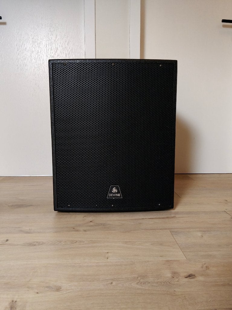 Devine Axeo SA 15 inch actieve subwoofer in nieuwstaat, Subwoofer, Zo goed als nieuw, Ophalen, 150 watt of meer