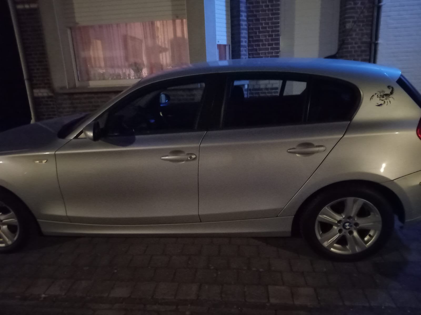 BMW 118i mooie BMW, Auto's, BMW, Voorwielaandrijving, Handgeschakeld, Particulier, Zilver of Grijs