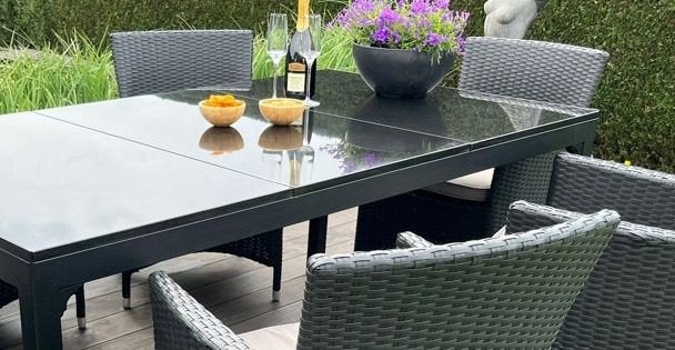 Table en granit noir, Enlèvement