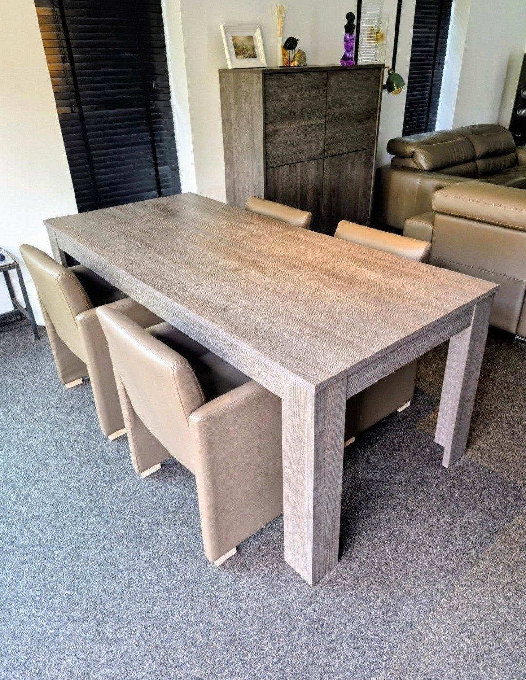 tafel en 6 zeteltjes, Enlèvement