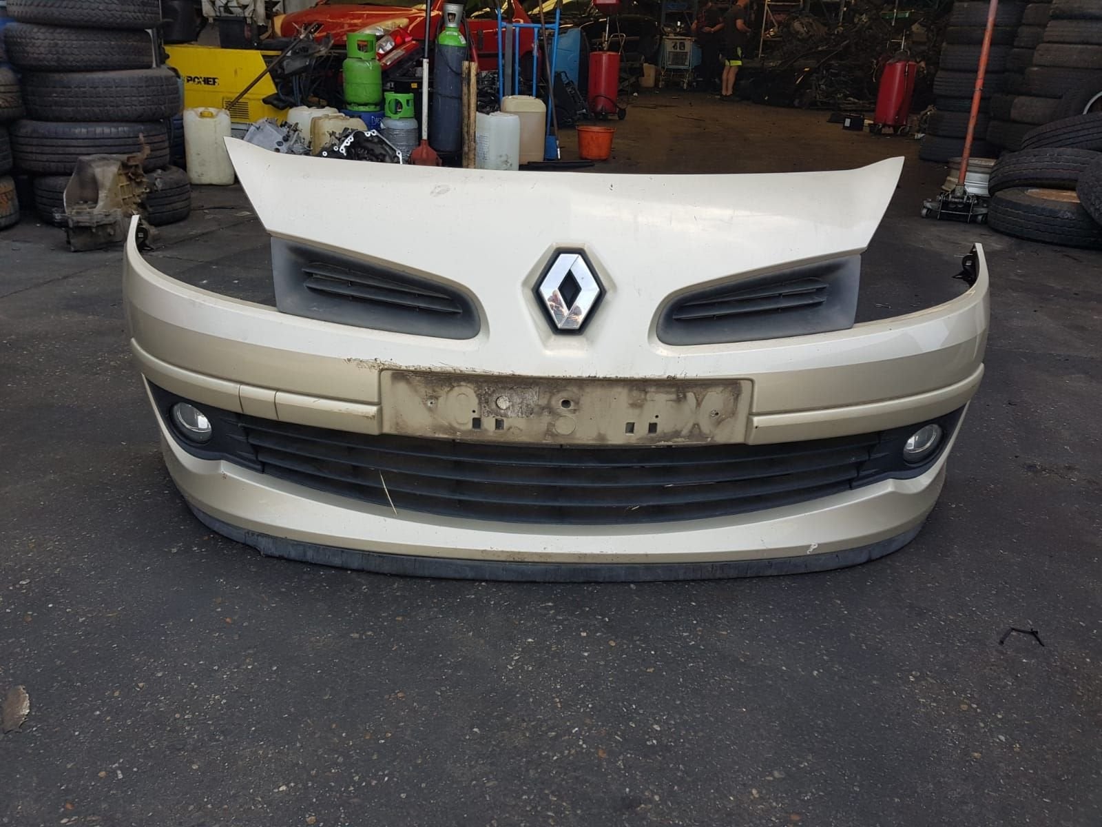 RENAULT CLIO 3 VOORBUMPER+ VOORSCHERMEN bj 2006 tot 2009, Gebruikt, -, -, Ophalen of Verzenden