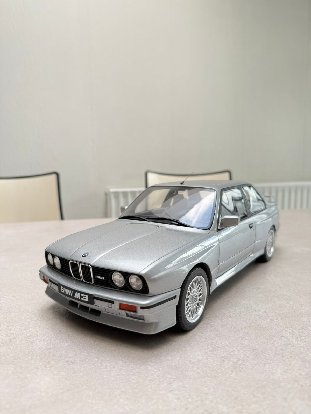 Ottomobile BMW M3 E30 1987 Salmon Silver 1:12, Enlèvement, Neuf, 1:9 à 1:12, Voiture