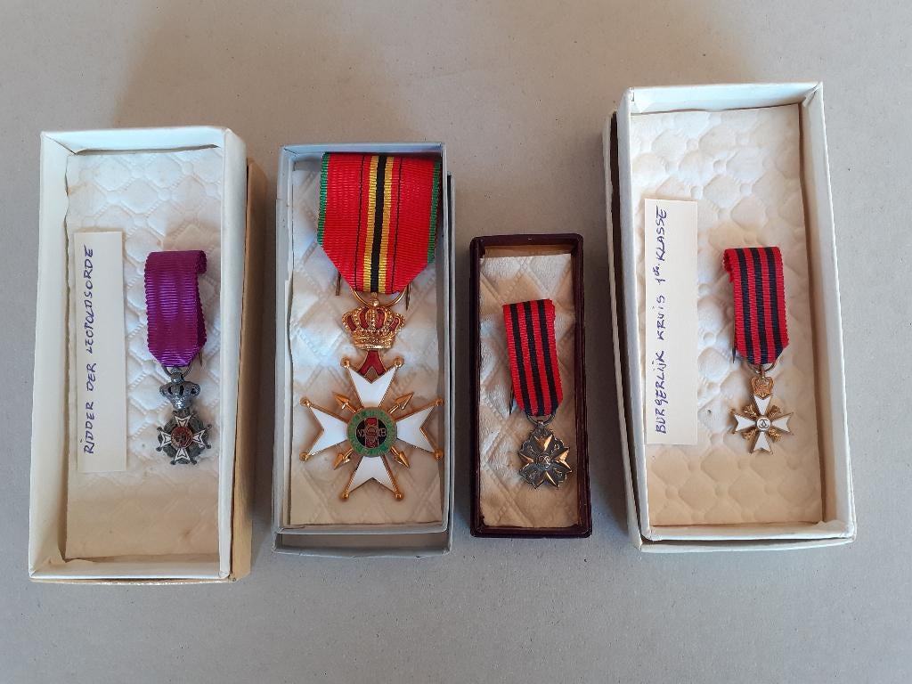 Lot van 4 eretekens, Ophalen