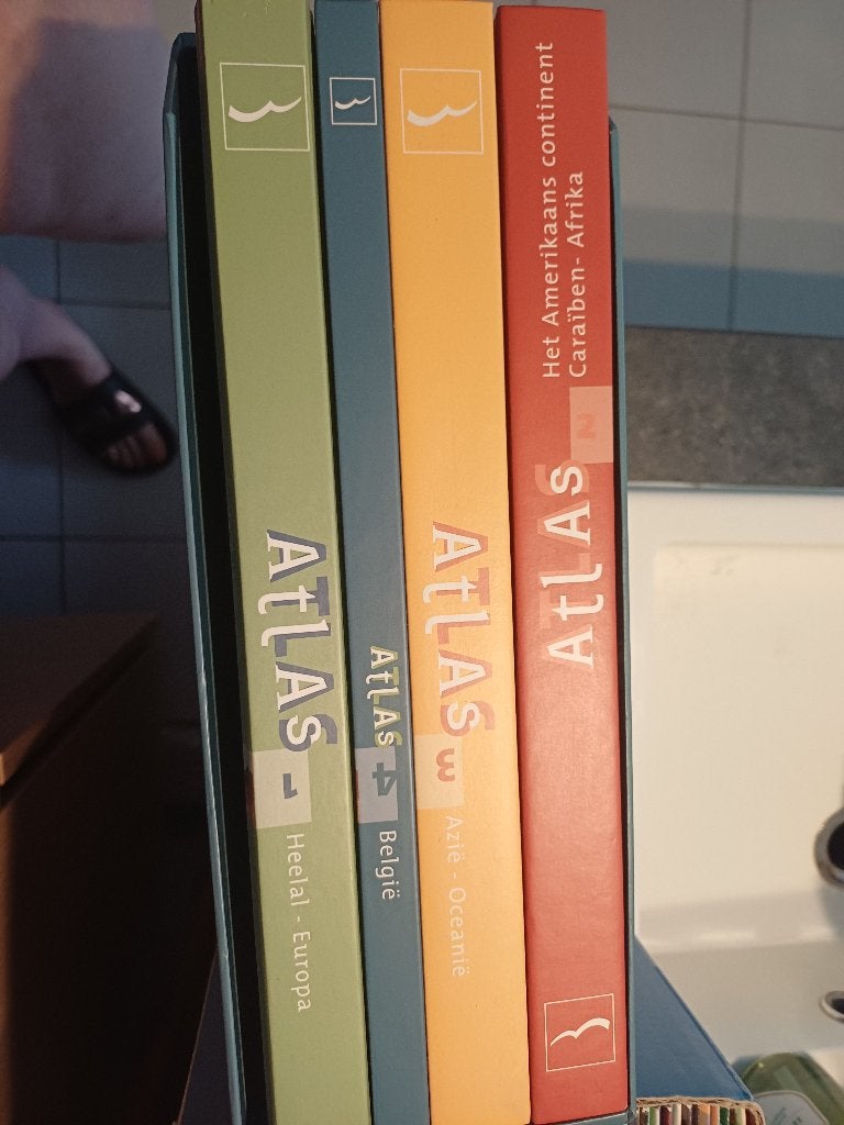 4 atlassen in 1 doos, Boeken, Atlassen en Landkaarten, Ophalen, Nieuw, België, Overige atlassen