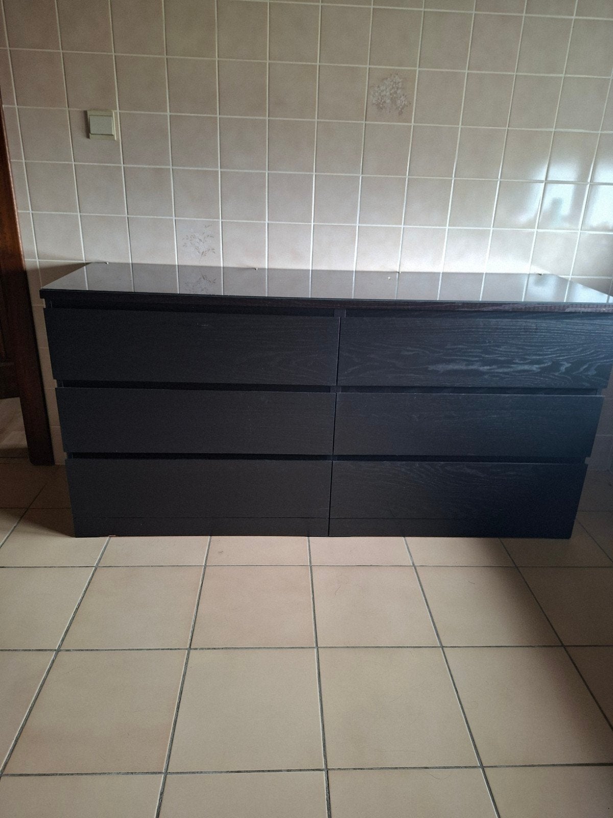 Malm ladekast zwart met glazen afdekplaat., Maison & Meubles, Armoires | Dressoirs, Enlèvement, Utilisé