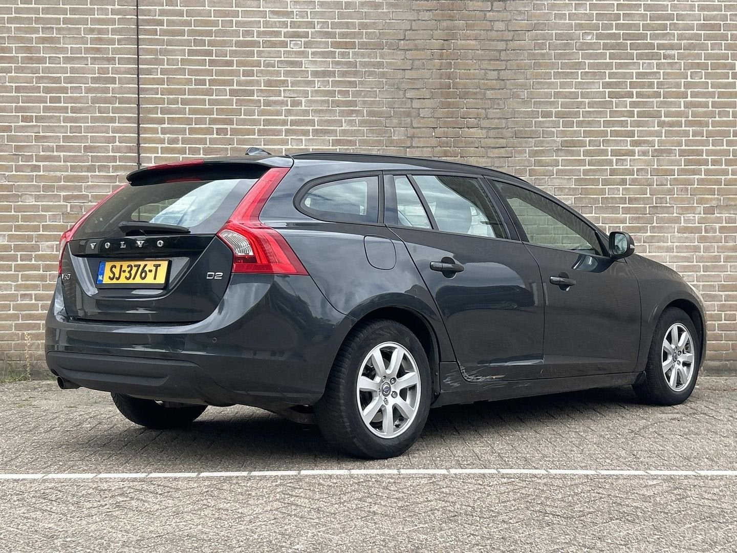 Volvo V60 1.6 D2 Kinetic | Climate | Cruise | Navi | PDC | A, Auto's, Volvo, Zwart, Start-stop-systeem, 119 g/km, Zilver of Grijs