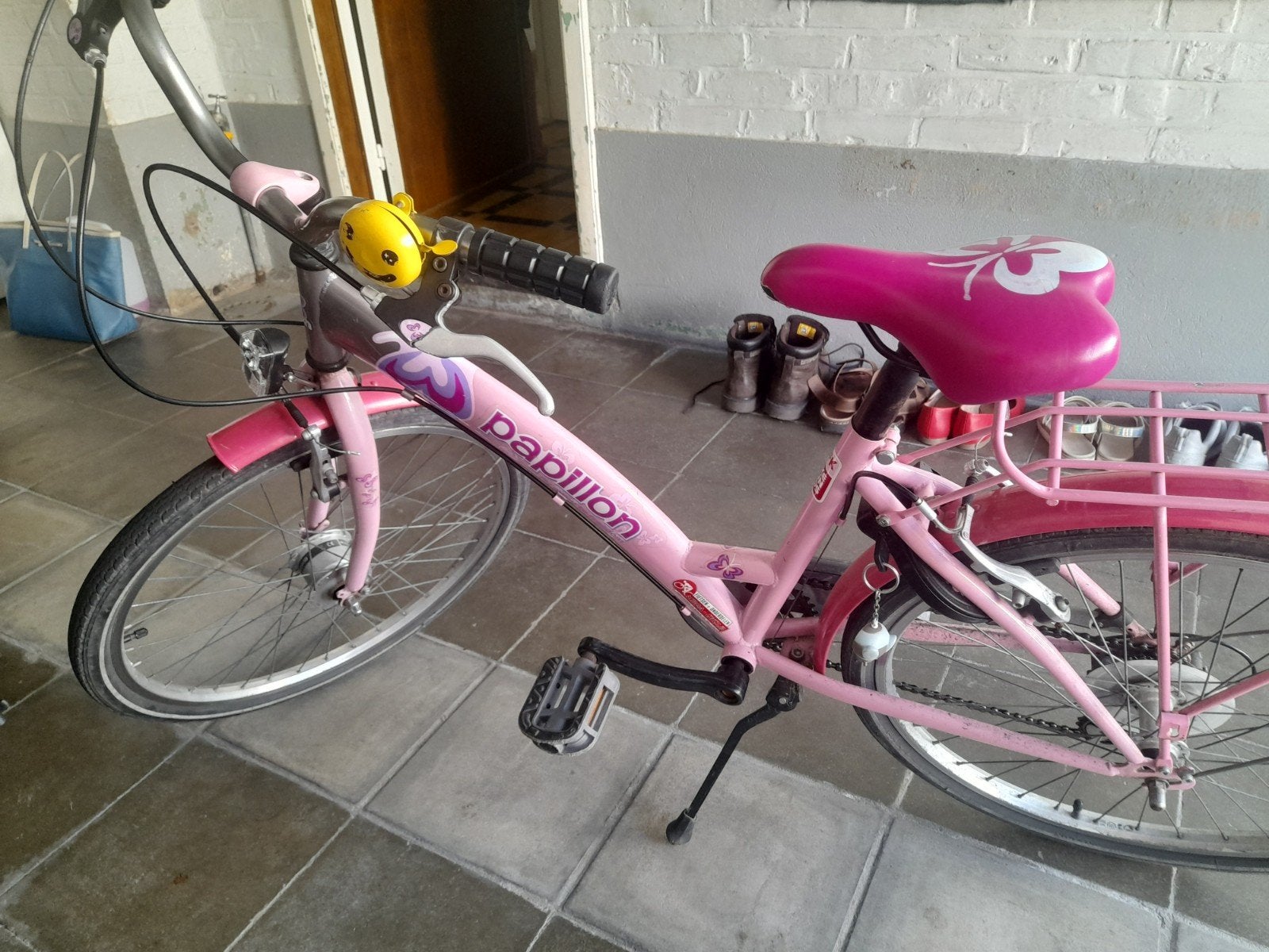 Roze kinderfiets, Ophalen