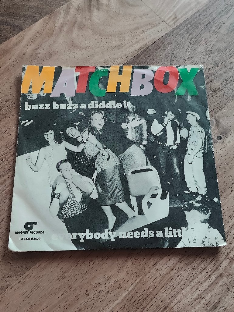 7-inch vinyl single "Buzz Buzz A Diddle It" Matchbox - 1979, Enlèvement ou Envoi, Utilisé