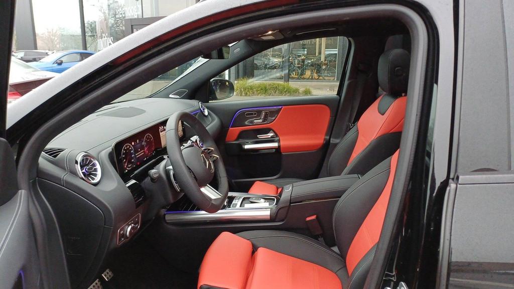 Mercedes-Benz GLA 250 4MATIC AMG Line + LEDER + BURMESTER +, Auto's, Zwart, 2000 kg, Zwart, Bedrijf