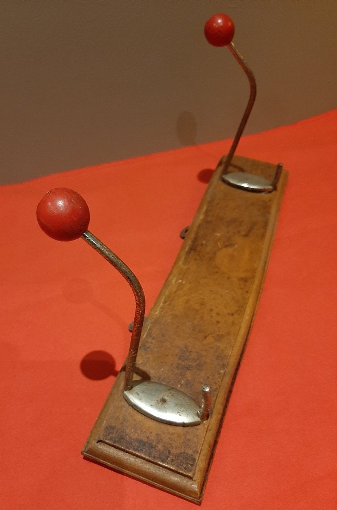 Vintage design kapstok met 2 rode bollen jaren 50 , Wandkapstok, Gebruikt, Ophalen of Verzenden, Minder dan 100 cm