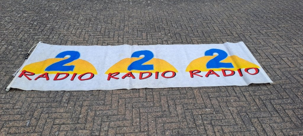 Vintage -> Originele BRT Radio2 banner ( 2m70 x 90cm ), Divers, Drapeaux & Banderoles, Enlèvement ou Envoi