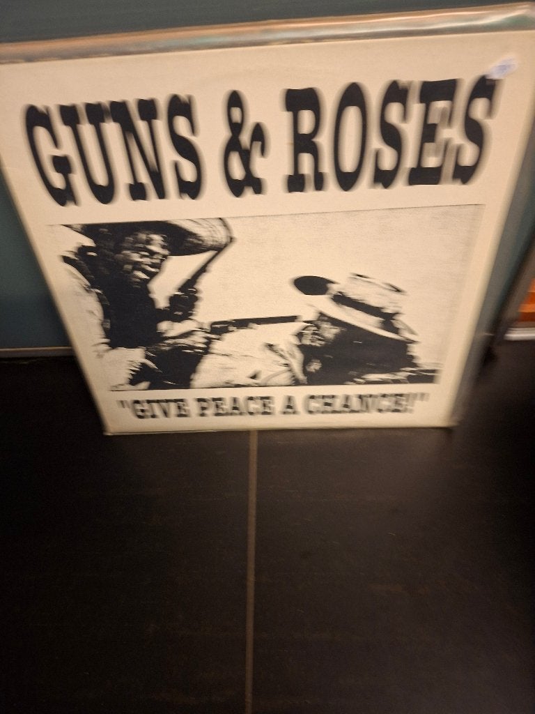lp - guns n roses - give peace a chance - vak 6, Cd's en Dvd's, LP, Zo goed als nieuw, Hardrock, 12 inch